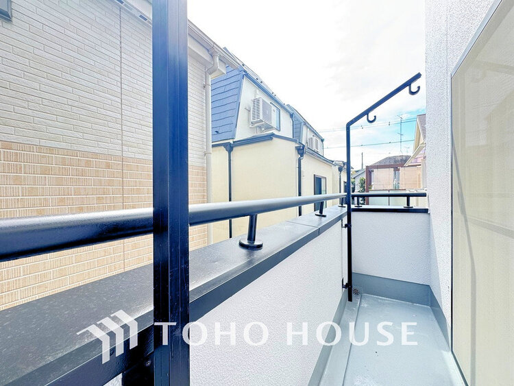 バルコニー 日当たりの良いバルコニーで晴れの日の洗濯物も楽しみになりますね