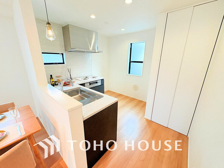 キッチン 落ち着きのあるカラーで統一された清潔感と気品が溢れるキッチン