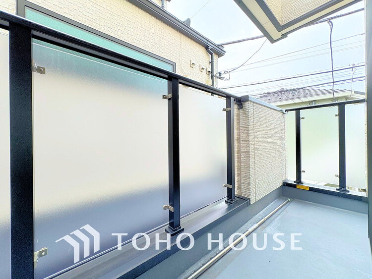 バルコニー 日当たりの良いバルコニーで晴れの日の洗濯物も楽しみになりますね