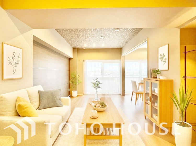 内装 ＊配置してある家具や小物はCGによるイメージ画像です。ゆったりとした幅の窓からこの空間に降り注ぐ採光が絶えない。明るいリビングこそ居心地のいい暮らしが待っているのだと思う。