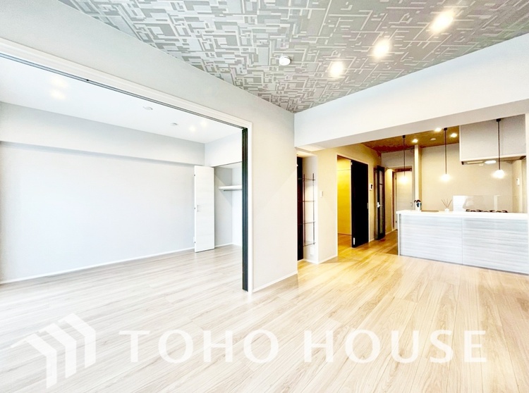 内装 ◆サンサンと◆差し込む太陽の光がこのリビングに笑いをもたらす。ソファの上のクッションがポカポカした暖気にぬくぬくと微睡んでいる。