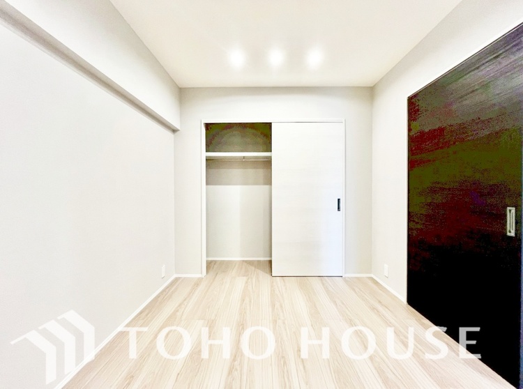 内装 使いやすく、明るい洋室に仕上がります。子供部屋や趣味のお部屋にご利用できます。ご自身で家具などを配置し、素敵な空間を創り上げられます。