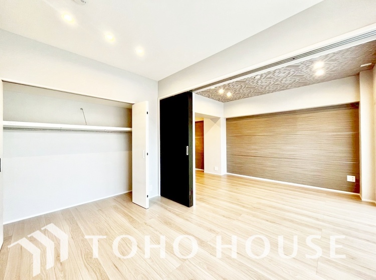 内装 ここはみんなが集い、食事と楽しい会話が始まる場所。話に夢中になりすぎて、ついつい時を忘れ、夜半過ぎになってしまう。そんな束の間の幸せを感じさせてくれます。