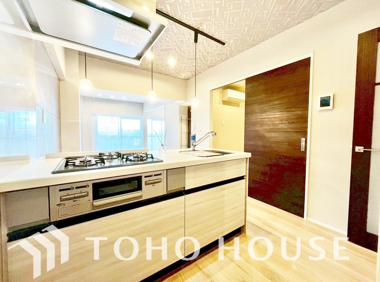 キッチン 手元の収納から、足元の収納までが全てスライド式で、奥のスペースまで有効に活用できます。奥まで上から見渡せるので、たまにしか使わない調理器具もサッと取出せます。