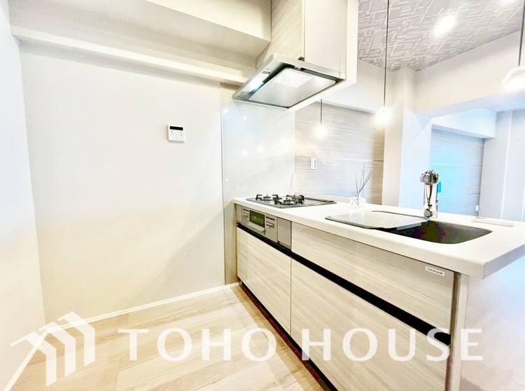 キッチン ◆愛育◆キッチンは家族の絆を育む大切な空間。シンプルで使い易いSystemKitchenで愉しく作る料理は愛情のある美味しいご馳走に。家族で使える広々としたダイニングキッチンです。