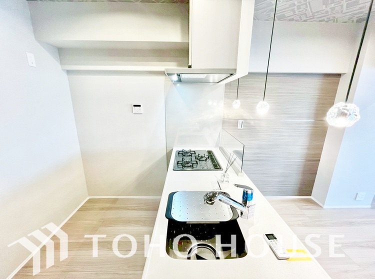 キッチン キッチンは家族の絆を育む大切な空間。シンプルで使い易いシステムキッチンで愉しく作る料理は愛情のある美味しいご馳走に。家族で使えるダイニングキッチンです。