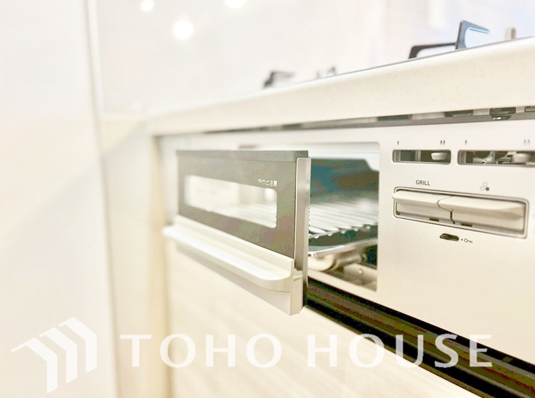 キッチン キッチンは家族の絆を育む大切な空間。シンプルで使い易いシステムキッチンで愉しく作る料理は愛情のある美味しいご馳走に。家族で使えるダイニングキッチンです。