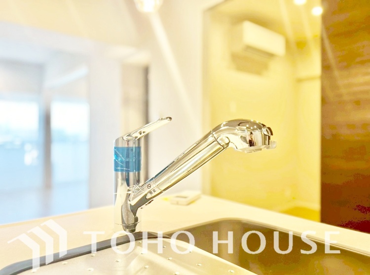 キッチン 広々としたキッチンのシンクは、料理の準備と片付けを楽にし、使いやすさを最大限に引き立てます。