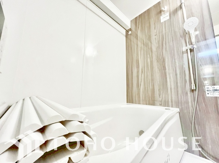 風呂 【浴室】《一日の疲れを落としてくれる場所は、落ち着く場所でなければならない》　高級感溢れるカラーと大きさ・柔らかな曲線で構成された半身浴も楽しめるバスタブが心地よさをもたらします。