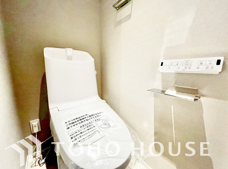 トイレ 清潔感あるホワイト調のクロスと温もり溢れるモダンカラーの床材が見事に調和した本邸宅は、毎日の生活を少しでも快適に過ごして頂ける様に落ち着いた雰囲気作りから行っています。