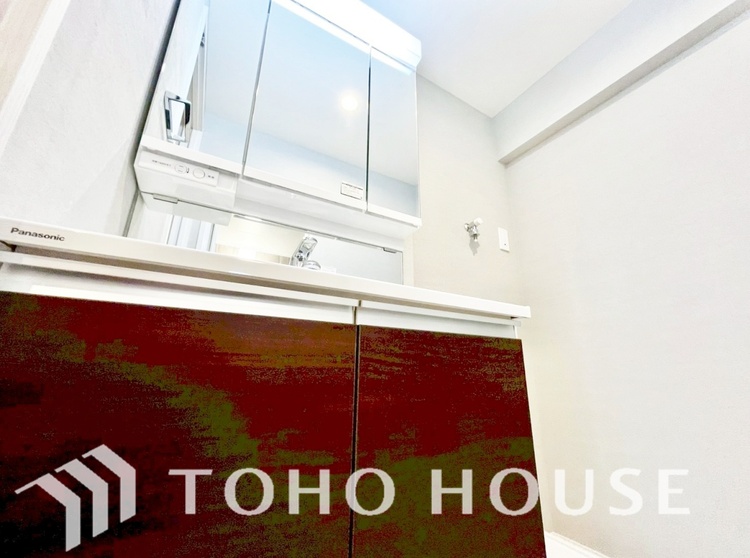 洗面 気持ちの良い朝をつくりだし、夕方には笑顔を取り戻させてくれるミラー。パウダールームはいつでも本来の自分を取り戻せる空間。明るく仕上げてあります。