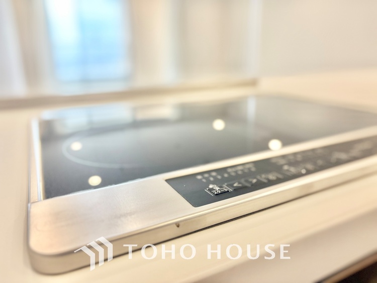 キッチン 【Kitchen】調理しながらもご家族のお顔が見れるカウンターキッチン。ついつい料理中お子様の様子が気になるもの。安心してお料理に取り組んでいただけます。会話だって自然とはずむはず。