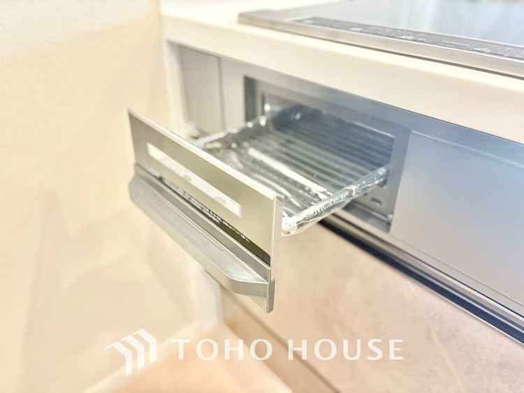 キッチン 【Kitchen】調理しながらもご家族のお顔が見れるカウンターキッチン。ついつい料理中お子様の様子が気になるもの。安心してお料理に取り組んでいただけます。会話だって自然とはずむはず。