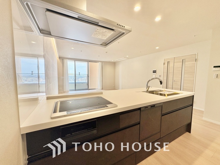 キッチン 【Kitchen】調理しながらもご家族のお顔が見れるカウンターキッチン。ついつい料理中お子様の様子が気になるもの。安心してお料理に取り組んでいただけます。会話だって自然とはずむはず。