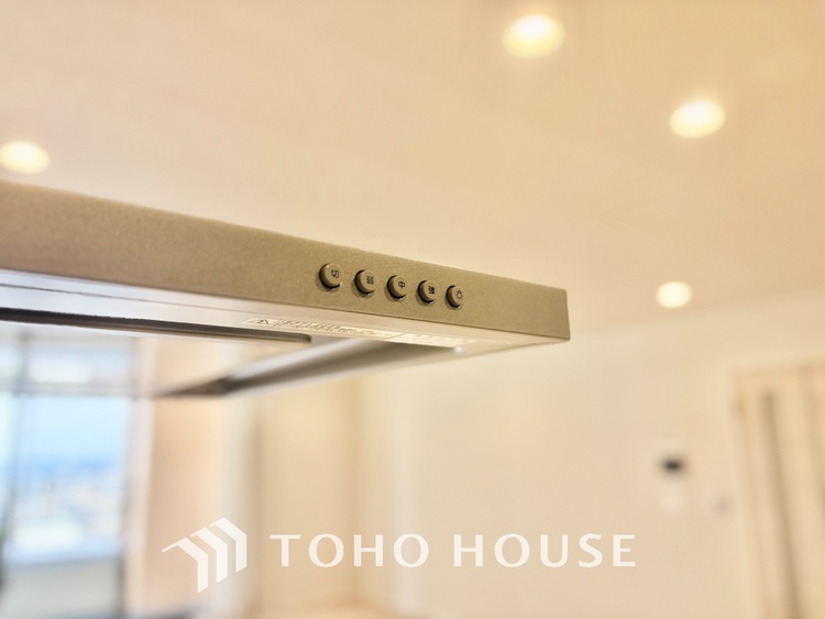 キッチン 【Kitchen】調理しながらもご家族のお顔が見れるカウンターキッチン。ついつい料理中お子様の様子が気になるもの。安心してお料理に取り組んでいただけます。会話だって自然とはずむはず。