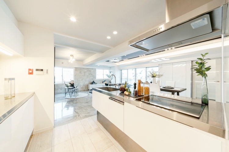 内装 ◆時を忘れる場所◆ここにはみんなが集い、食事と楽しい会話が始まる。話に夢中になりすぎて、ついつい時を忘れ夜半過ぎになってしまう。そんな束の間の幸せを感じさせてくれる場所でありたい。