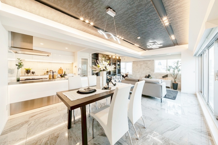 内装 ◆木漏れ日◆の様な採光が優しく足元を照らし、心地いい暮らしの道しるべを写し出す。この空間で過ごす家族との語らいの時間がとても素敵で幸せを感じるかもしれない。