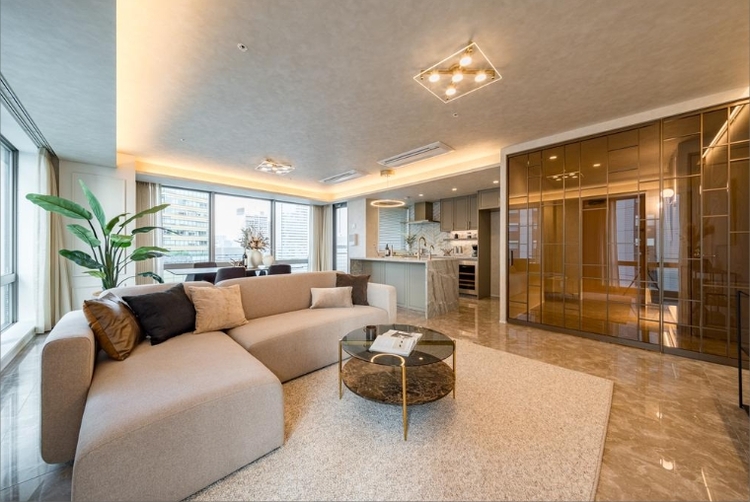 内装 ◆居心地のいい暮らし◆には欠かせない眩い採光。ゆったりとした幅の窓からこの空間に降り注ぐ採光が絶えない。明るいリビングこそ居心地のいい暮らしが待っているのだと思う。