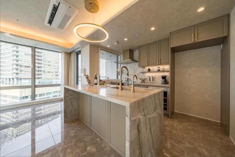 内装 ◆時を忘れる場所◆ここにはみんなが集い、食事と楽しい会話が始まる。話に夢中になりすぎて、ついつい時を忘れ夜半過ぎになってしまう。そんな束の間の幸せを感じさせてくれる場所でありたい。