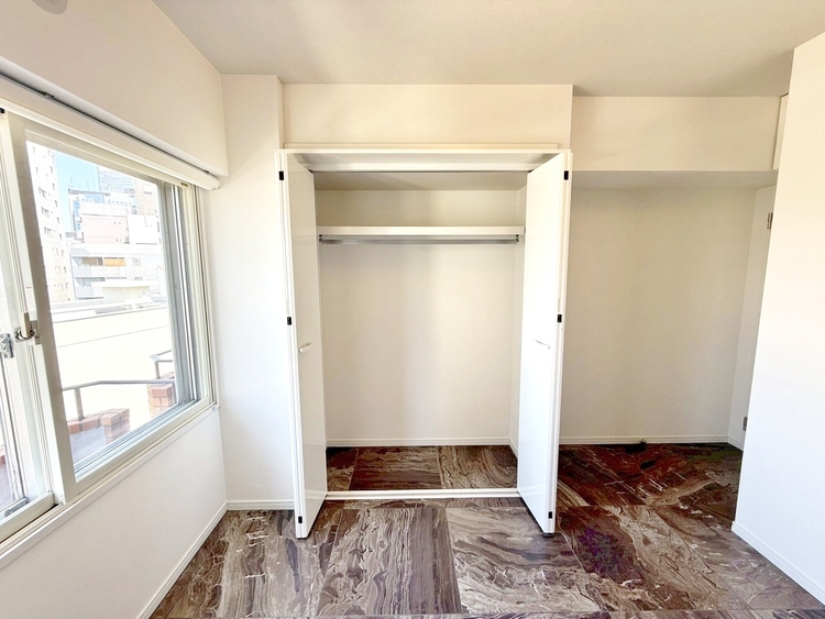 内装 ◆窓を開けると◆冷涼な風、そよぐリビング。だんらんの場所はここから始まり、ここで終わる。家族の笑顔が集う素敵な場所だから、こだわり抜いた思いが詰まっているのだと思う。