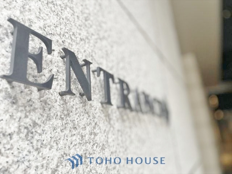 内装 ◆木漏れ日◆の様な採光が優しく足元を照らし、心地いい暮らしの道しるべを写し出す。この空間で過ごす家族との語らいの時間がとても素敵で幸せを感じるかもしれない。