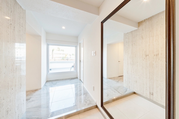 内装 ◆色彩◆この空間に放たれた光は華美なまでに演出されたデザイン。流れる時をより芳醇なコーヒーの様な色彩奏でるアダージョ。そして情景豊かな作品のような暮らしがイメージできる。