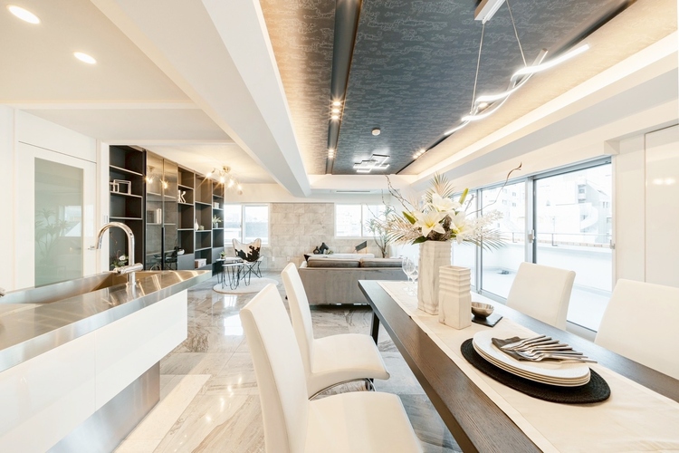 内装 ◆今宵の食卓◆ダウンライトに反射するグラスを眺めながらワインを注ぐ。トクトクと心地いい音をさせながら、フランスの古城を思わせる薫りがたちこめ、とても幸せな時を過ごせる。