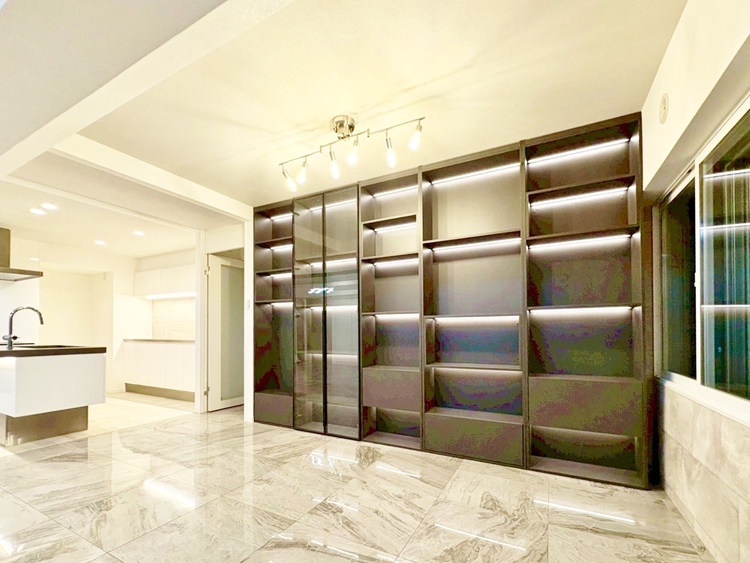 内装 ◆窓を開けると◆冷涼な風、そよぐリビング。だんらんの場所はここから始まり、ここで終わる。家族の笑顔が集う素敵な場所だから、こだわり抜いた思いが詰まっているのだと思う。