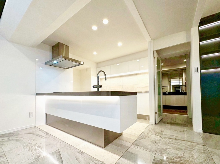 内装 ◆ここに在る◆事も無げに美しく、伝えるには筆舌に尽くし難い。豪華絢爛や華美と言う事ではなく、住まう者にとって暮らし易く心地がいいと言う美しさがこの住まいには込められている。