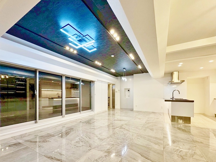 内装 ◆リビングルーム◆そこには目を輝かせ笑顔で見つめてくれる君がいて、「おかえり」の言葉がこだまする。何気ない日々の挨拶は僕にとっては幸せで、同時に君の瞳にも恋している。