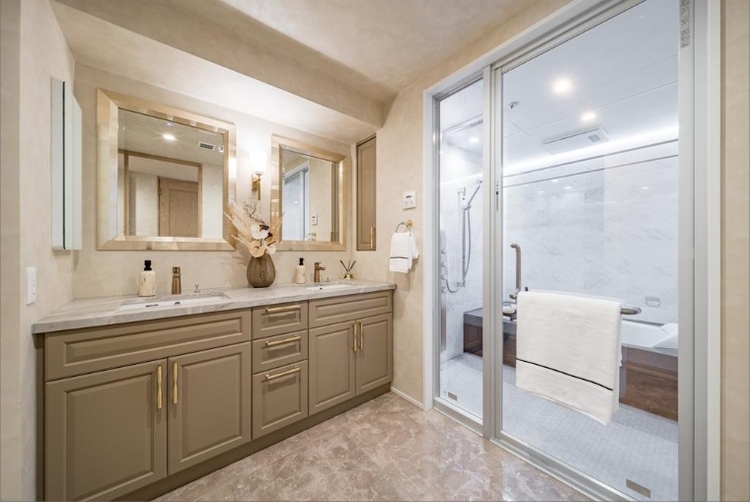 洗面 ◆サンサンと◆差し込む太陽の光がこのリビングに笑いをもたらす。ソファの上のクッションがポカポカした暖気にぬくぬくと微睡んでいる。