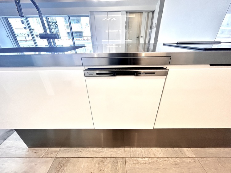 内装 ◆海の向こうへ沈む夕日◆オレンジ色の光は大人になった今の僕にはわかる。1日の終わりを伝えに来たわけではなく、また明日が来る方へ導いてくれた事を。