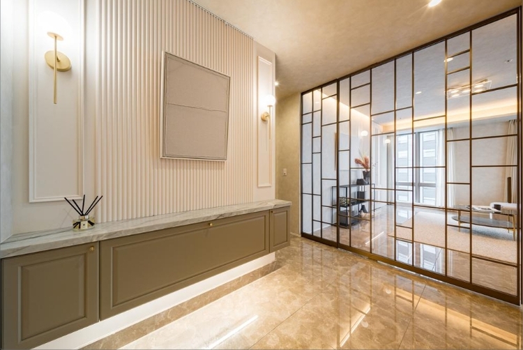 玄関 ◆結ばれた◆玄関ドアを開けるとリビングから聞こえる小走りの足音。靴を脱ぎかけ目の前に立つ君の瞳と交差する。君は微笑みその刹那に心奪われる。佇む僕と君の間に赤い糸が結ばれた。