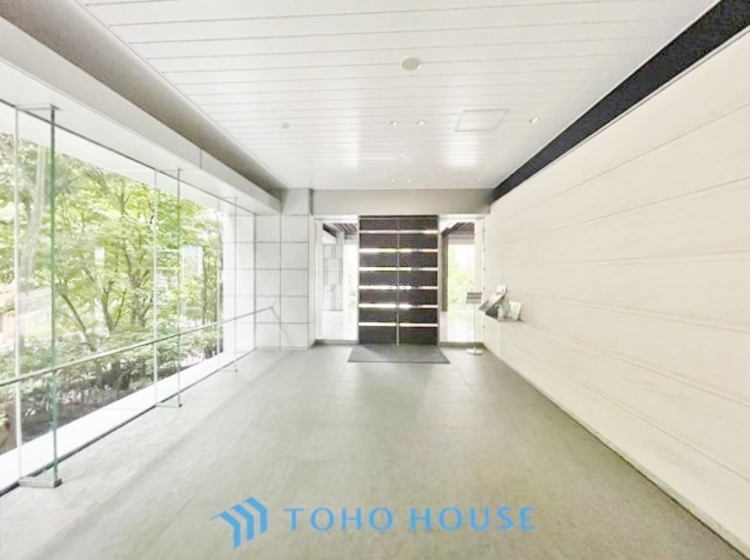 エントランス ◆窓を開けると◆冷涼な風、そよぐリビング。だんらんの場所はここから始まり、ここで終わる。家族の笑顔が集う素敵な場所だから、こだわり抜いた思いが詰まっているのだと思う。