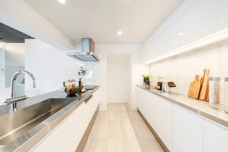 キッチン ◆ここに在る◆事も無げに美しく、伝えるには筆舌に尽くし難い。豪華絢爛や華美と言う事ではなく、住まう者にとって暮らし易く心地がいいと言う美しさがこの住まいには込められている。