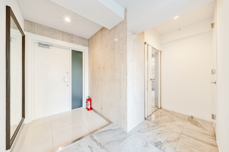 キッチン ◆今宵の食卓◆ダウンライトに反射するグラスを眺めながらワインを注ぐ。トクトクと心地いい音をさせながら、フランスの古城を思わせる薫りがたちこめ、とても幸せな時を過ごせる。