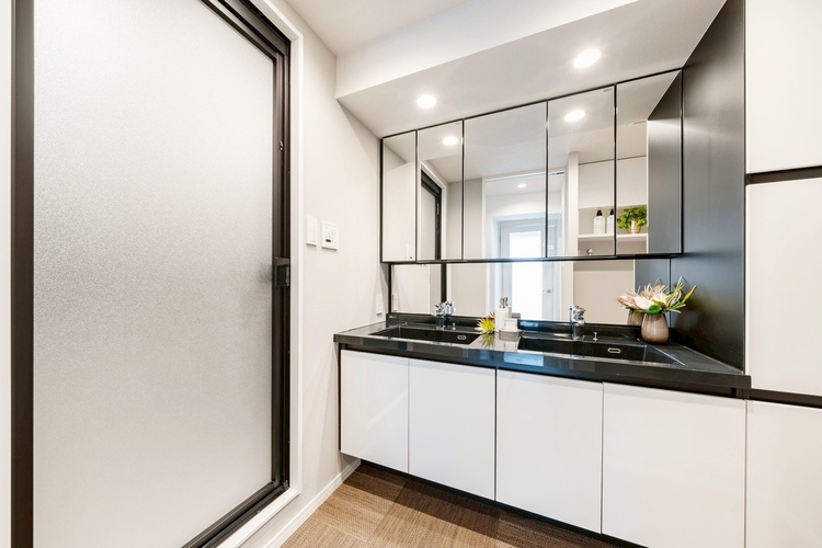 洗面 ◆サンサンと◆差し込む太陽の光がこのリビングに笑いをもたらす。ソファの上のクッションがポカポカした暖気にぬくぬくと微睡んでいる。