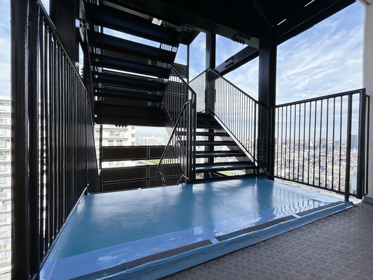 その他 共用部の階段です。明るく清潔に管理されています。