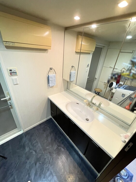 その他 清潔感を感じられる洗面化粧台。