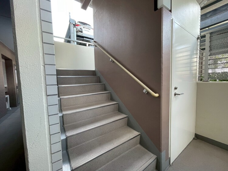 その他 共用部の階段です。明るく清潔に管理されています。