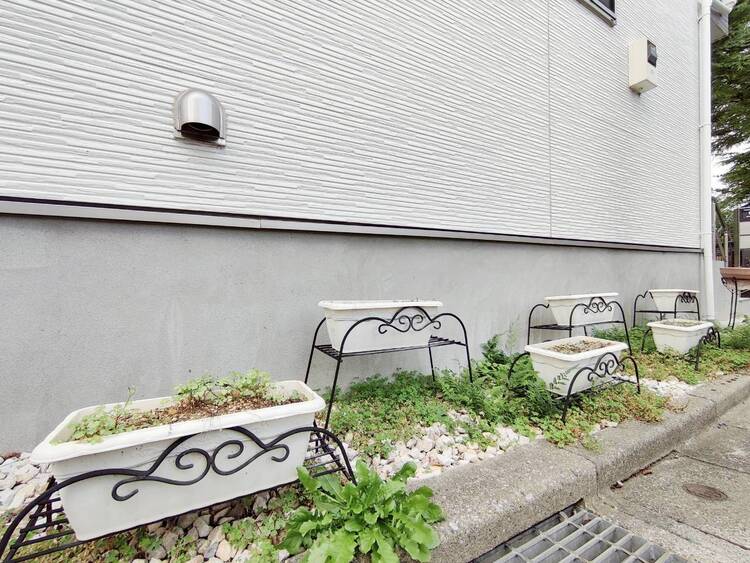 その他 敷地内には、緑もございます。