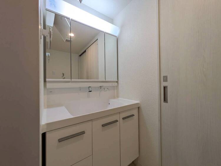 その他 清潔感を感じられる洗面化粧台。