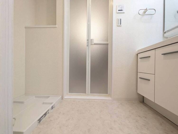 その他 十分な広さの脱衣所。