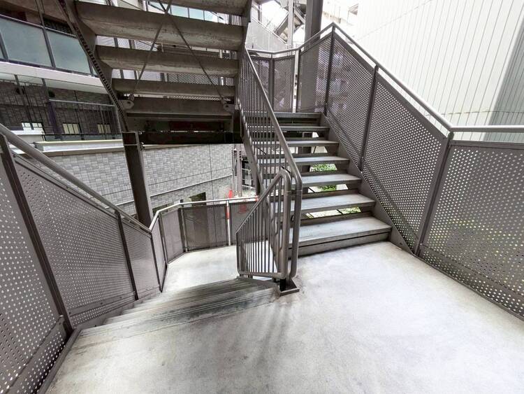 その他 共用部の階段です。明るく清潔に管理されています。
