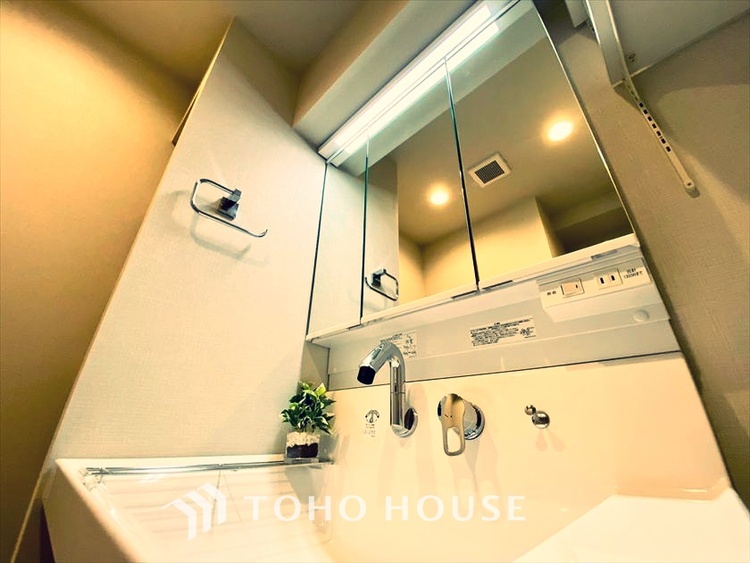 洗面 【WASHROOM】◆快適◆煌びやかな暮らしの中にも忘れたくない快適さ。大きな収納が助けてくれます。