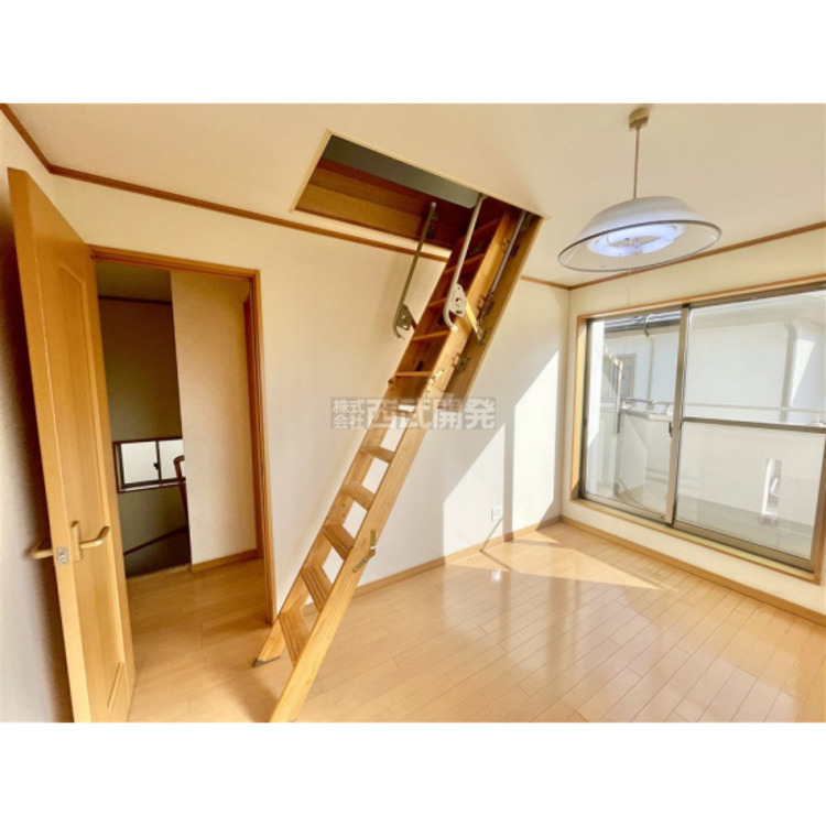 内装 季節物の収納にも使える小屋裏収納。