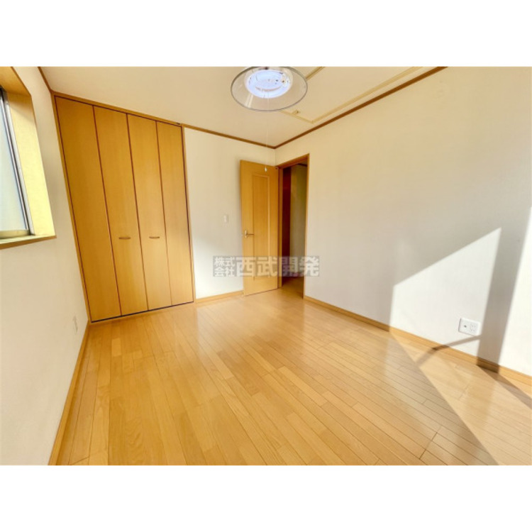 内装 洋服などをすべて収納して室内空間は広々快適