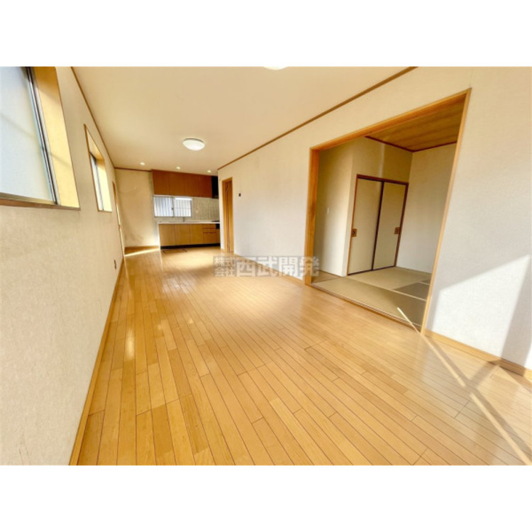 居間 和室と続いているLDK。