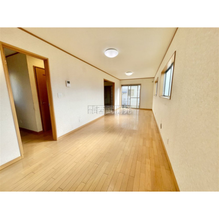 居間 柔らかな光が射し込む家族団らんのＬＤＫ