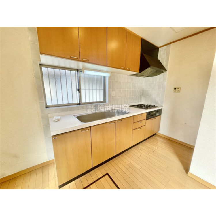 キッチン 3口コンロでお料理も効率よく行えます。安全装置付きですので、万が一の時も安心です。